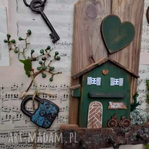rustykalny wieszak z zielonym domkiem no 1, na klucze, prezent