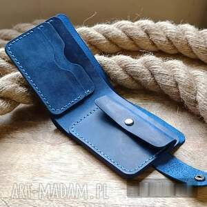 personalizowany niebieski skórzany portfel męski z zapięciem z grawerem imienia
