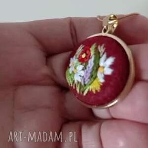 ręcznie haftowany wisior vanessa filcu stylowo, boho, niebanalnie stal