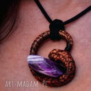 ręcznie rzeźbiony wisiorek wąż i ametyst - drewno sosny, pirografia, biżuteria