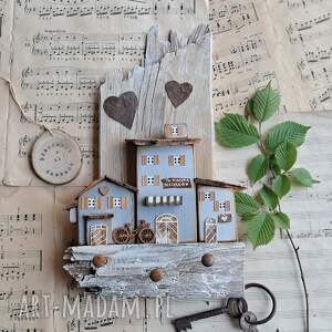 rustykalny wieszak z szarymi domkami no 1 na klucze pomysł prezent