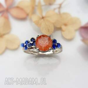 pierścionek z kamieniem słonecznym i kwiatami niebieskie kwiaty motyw