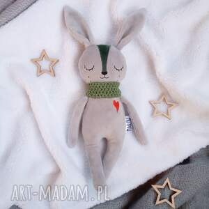ręcznie wykonane maskotki pluszowy szary króliczek śpioszek z zielonymi