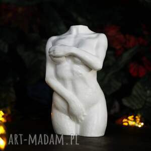 handmade dekoracje rzeźba z gipsu, figurka kobiety w bieli, wys. 8,5 cm