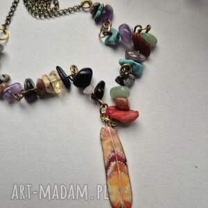 Naszyjnik koralikowy Boho z emaliowanym liściem piękny