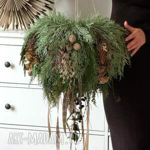 duży wieniec wiszący z dzwonkami, wianiec, wianek świąteczny