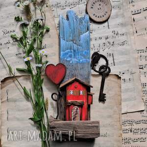 rustykalny wieszak z czerwonym domkiem no 1, na klucze prezent