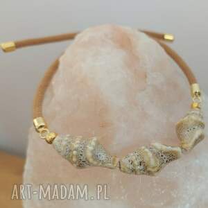 bransoletka z ceramicznymi muszlami beż, brąz, prezent, box prezentowy urodziny