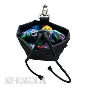 zwierzaki saszetka na przysmaki dla psa czarna pikowana z kolorowym środkiem