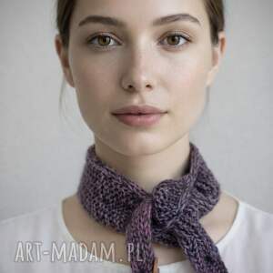 Minimalistyczny krótki szalik wiązany ręcznie robiony