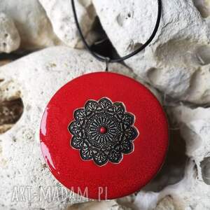obrączki naszyjnik z czerwonym wisiorem ceramicznym energetyczna biżuteria