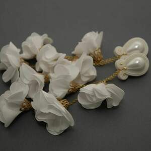białe kolczyki sutasz z kwiatkami, sznurek, wyjściowe, długie, eleganckie