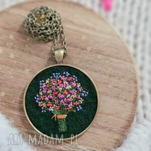 Pedzelek-i-Nitka: Naszyjnik bukiet wielobarwny z cytrynem na ciemnozielonym tle, haft haftowane, kwiaty, kwiatów, kwiatowy