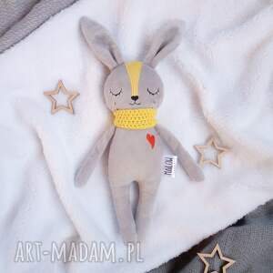 ręcznie wykonane maskotki pluszowy szary króliczek śpioszek z żółtymi