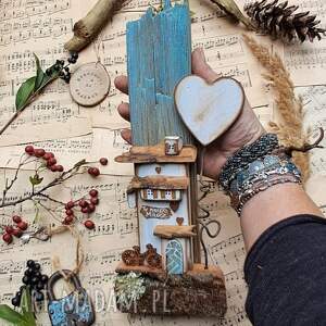 rustykalny wieszak z białym domkiem i sercem no 1, na klucze, pomysł