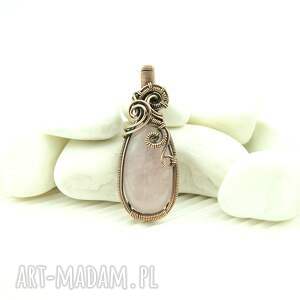 Wisiorek z różowym kwarcem, różowy kwarc, kamieniem