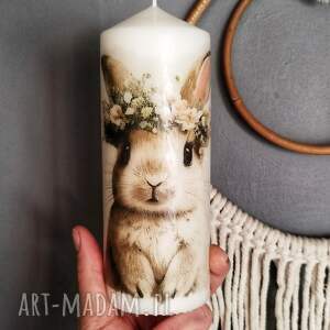 świeca dekoracyjna 18 cm zając w wianku kwiaty, wiosna pomysł