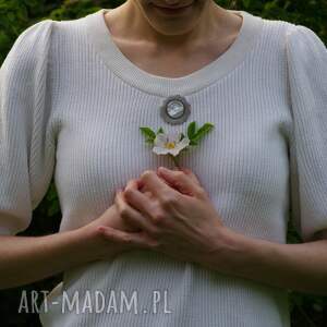 srebrna broszka kwiat ze szlifowaną muszlą, średniowieczna biżuteria, elegancka