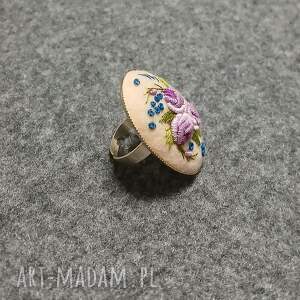 ręcznie haftowany pierścień delfina na filcu stylowo, boho, niebanalnie bez