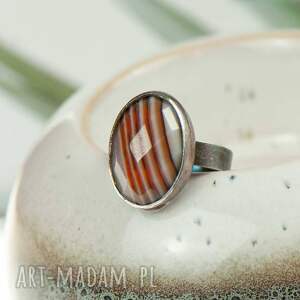 minimalistyczny pierścionek z prążkowanym agatem a726 na prezent