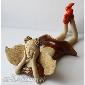handmade ceramika anioł leżący z koczkami