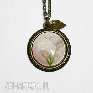 Medalion z kremowymi różami - naszyjnik retro handmade
