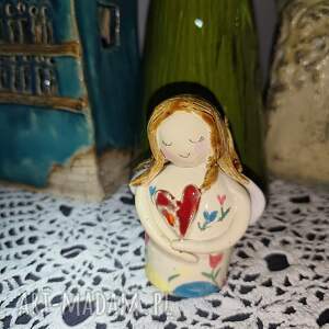 Aniołek ceramiczny na Boże Narodzenie - prezent z sercem ok. 9 cm (Wolna Chwila)