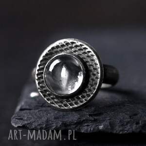 srebrny oksydowany pierścionek z kryształem górskim