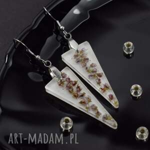 długie, trójkątne kolczyki z wrzosami kwiaty w żywicy