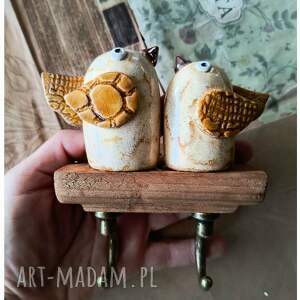 wieszak z beżowymi ptaszkami, ceramika, drewno, klucze