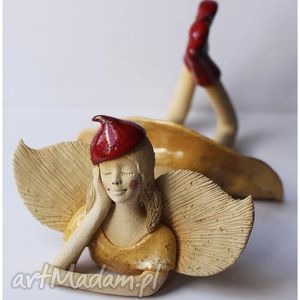 handmade ceramika anioł leżacy w beretce
