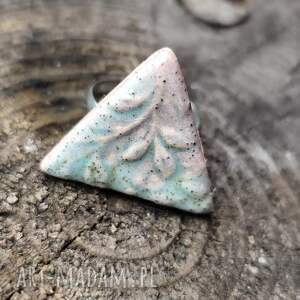 Pierścionek ceramiczny trójkątny - regulowany handmade