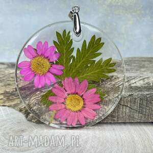 z barwionymi rumiankami z602, wisiorek - różowym kwiate