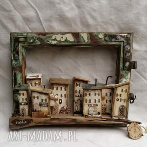stare okienko z miasteczkiem, domki drewna rustykalna ozdoba do powieszenia