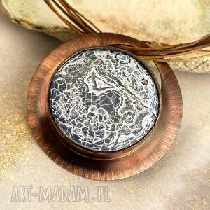 Miedziany wisior z trawionym agatem - unikatowy naszyjnik handmade