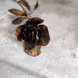 Miedziana róża ręcznie kuta, kwiaty z miedzi, metaloplastyka