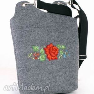 ręczne wykonanie torebki filcowa, duża raportówka z haftem róży, jasny