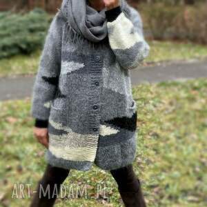 Prezent trójkąty monochromaty, sweter, upominek, wełna