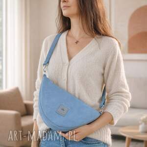 banana zamszowa torebko nerka błękitna, crossbody torebka na skos