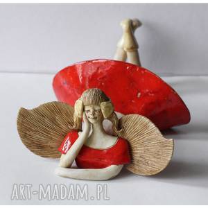 ręcznie zrobione ceramika anioł leżący w czerwonej sukni z kokardami