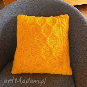 włóczkowa żółta poduszka w sploty