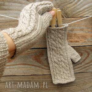 pomysł na upominki na święta Mitenki wełniane, beżowe, rękawiczki bez