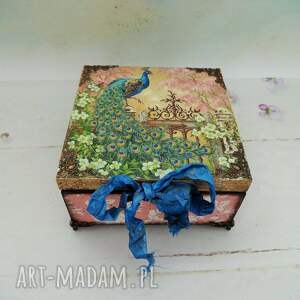 drewniana szkatułka na metalowych nóżkach z pawiem, zdjęcia, biżuterię