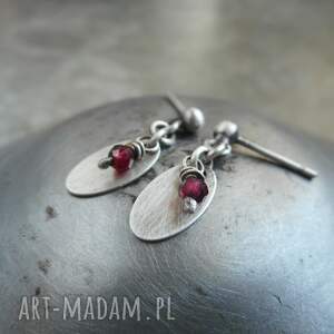 mini owale z granatami, srebro, srebrne kolczyki, lekkie kolczyki małe