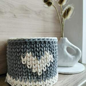 SZARY KOSZYK OZDOBIONY KREMOWYM SERDUSZKIEM, ze sznurka