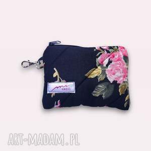Pikowany czarny portfelik w róże - etui na karty