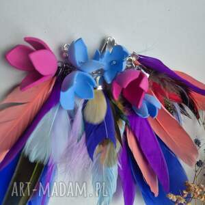 Kolczyki lub klipsy są lekkie, duże, dla zwariowanej ekscentrycznej