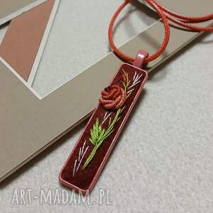 Ręcznie haftowany wisior JOANNA, haft brazylijski, na filcu, stylowo