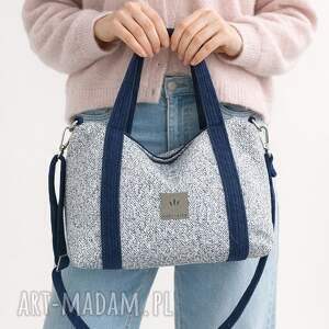 kuferek Traveler z plecionki Biało Granatowa, pojemna torebka