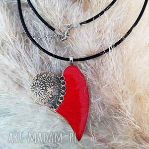 GAIA ceramika: czerwony naszyjnik z wisiorkiem sercem asymetryczne serduszko na rzemieniu biżuteria